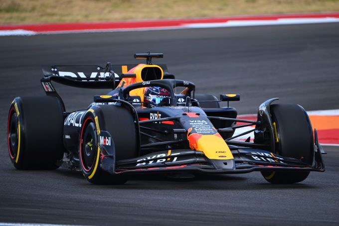 Max Verstappen kwalificeert zich op pole en ontvangt een award; verschil eerste vier tweeënhalve tiende