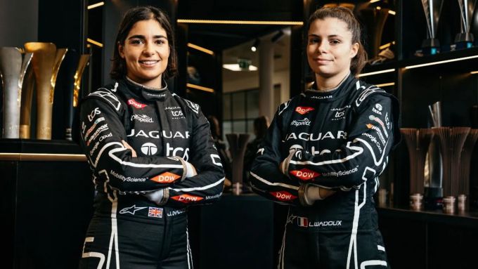 Jaguar TCS Racing met Jamie Chadwick en Lilou Wadoux in de Formula E Women's Test