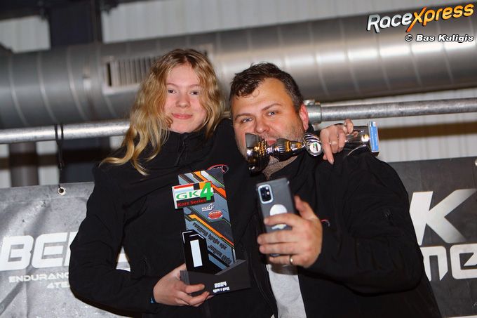 Kiana-Jolie Op 't Hof imponeert met podiumplaats en is 'best ladie'! "Echt leuk als het keihard regent"
