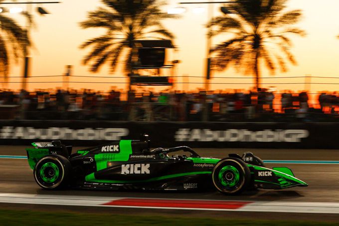Valtteri Bottas besluit Grand Prix van Abu Dhabi met een botsing: "Ik blokkeerde op oude banden en botste"