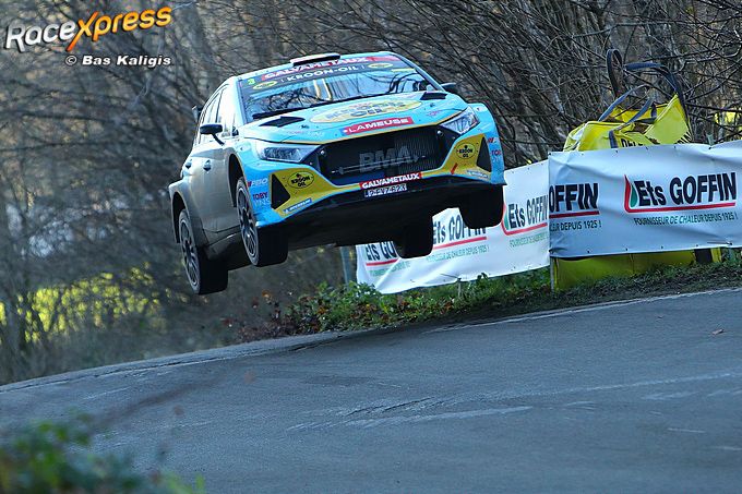 Cédric Cherain en Damien Withers jump Spa Rally photo Bas Kaligis