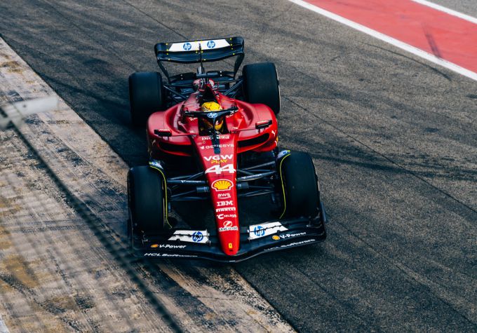 VIDEO - Druk, druk, druk: Lewis Hamilton en Charles Leclerc aan het testen in Barcelona + FOTO'S