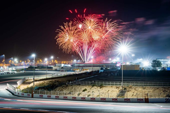 24H Dubai 2025 BMW Team WRT overwinning debuut BMW M4 GT3 EVO Foto 11 vuurwerk