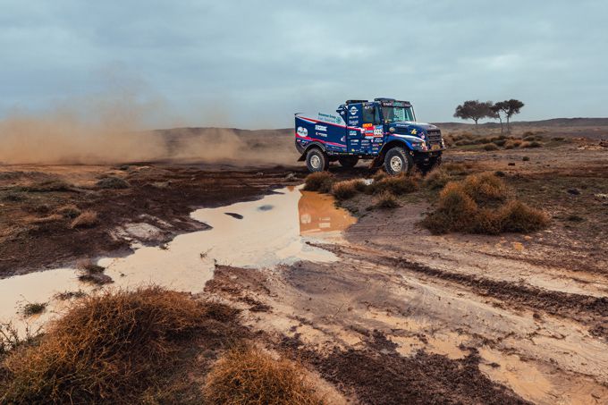 Stuivertje wisselen aan kop bij de trucks! Martin en Mitchel van den Brink doen goede zaken in Dakar Rally 2025