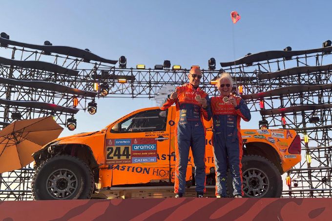 Maik Willems overleeft levensgevaarlijk avontuur in Dakar Rally en haalt ook de finish van zware 47ste editie
