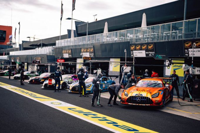 Bathurst 12 Hour vrije training 1 Foto 3 SunEngergy1 Racing team pits