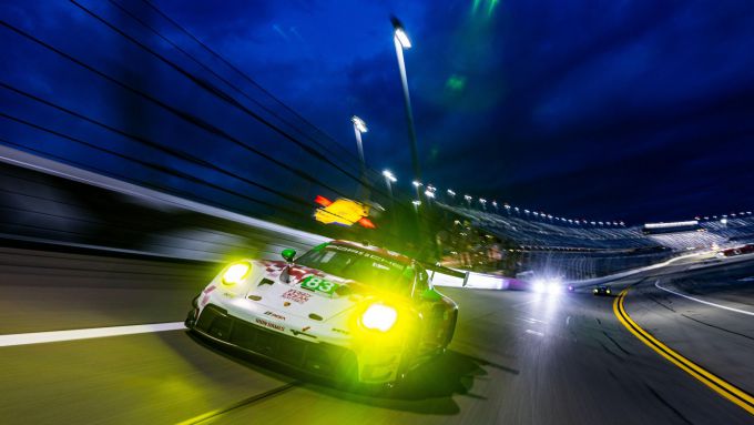 Porsche in 24H Daytona 2025 Foto 8 #83 Porsche 911 GT3 R van Iron Dames voor Michelle Gatting (DNK), Sarah Bovy (BEL), Rahel Frey (SUI) en Karen Gaillard