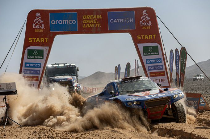 Tim Coronel voelde ineens wat geks aan het stuur: "Eén grote beukzone, alles is ook los gerammeld"