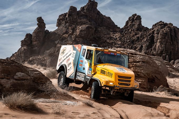Bijltjesdag voor kopmannen Team de Rooy in Dakar Rally, Anja van Loon co. houdt eer hoog met knappe vierde plek