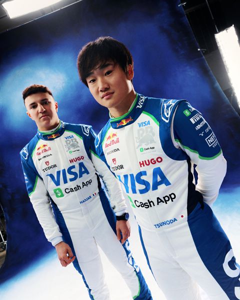 Racing bulls helmen en overalls