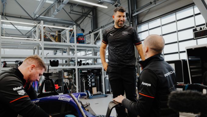 Van voetballer tot coureur Sergio Aguero en Pascal Wehrlein Formule E Porsche 99X Electric Foto 3