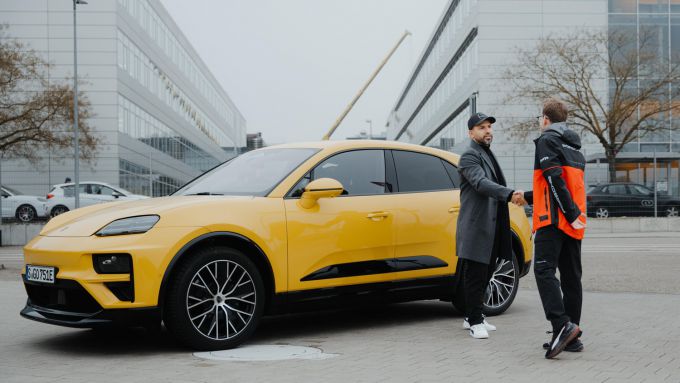Van voetballer tot coureur Sergio Aguero en Pascal Wehrlein Formule E Porsche 99X Electric Foto 6