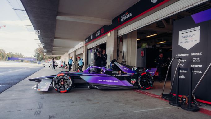 Van voetballer tot coureur Sergio Aguero en Pascal Wehrlein Formule E Porsche 99X Electric Foto 7