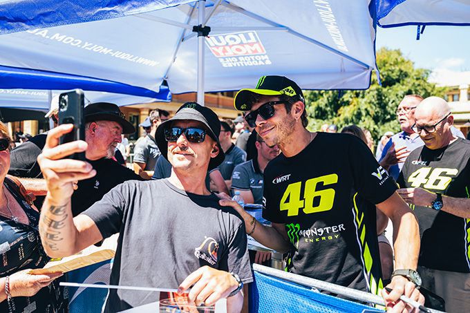 Valentino Rossi blij met succes in Bathurst Foto 17 Valentino Rossi met fan