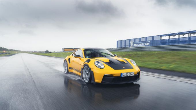 VIDEO - Manthey wordt leverancier nieuwe regenband van Porsche en Michelin die trackdayseizoen verlengt