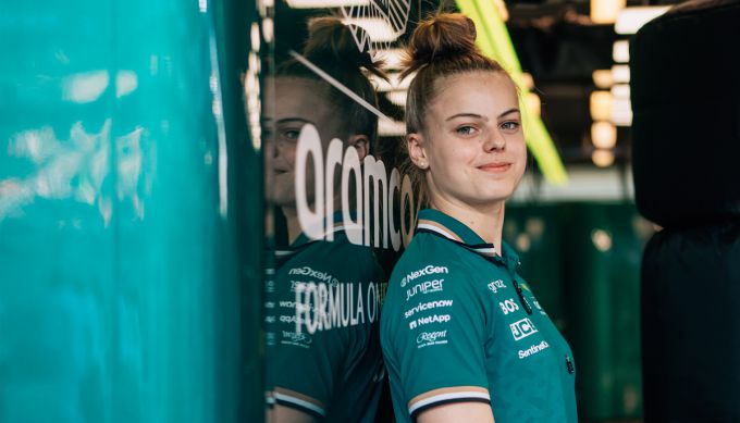 Tina Hausmann blijft bij Aston Martin Aramco Formula One™ Team voor het F1 Academy-seizoen van 2025