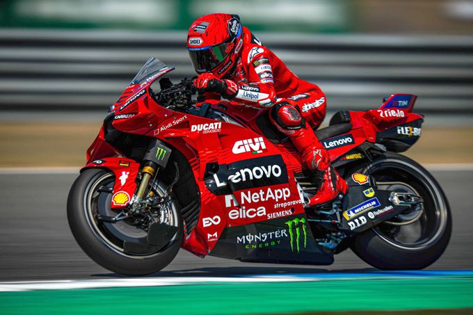 Marc Márquez trapt het seizoen af met een sensationele dubbelzege in Thailand