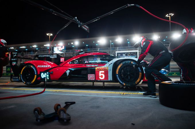 FIA World Endurance Championship Lusail International Circuit Qatar 1812km Porsche Penske Motorsport Manthey Foto 5