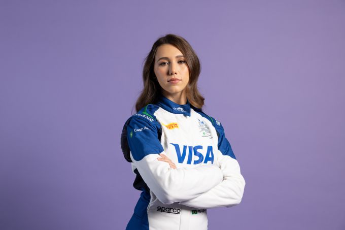 Rafaela Ferreira schrijft geschiedenis als eerste F1 Academy-coureur die deelneemt aan een Red Bull-showrun-evenement in Curitiba, Brazilië