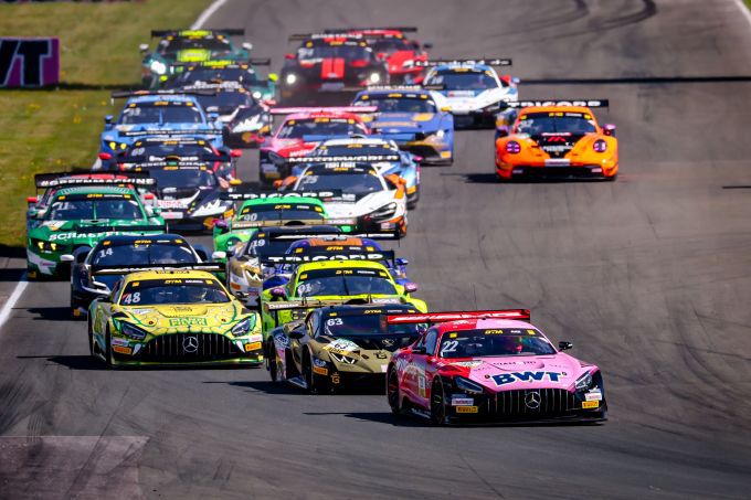DTM 2025 Oschersleben Foto 1 start Lucas Auer voorop
