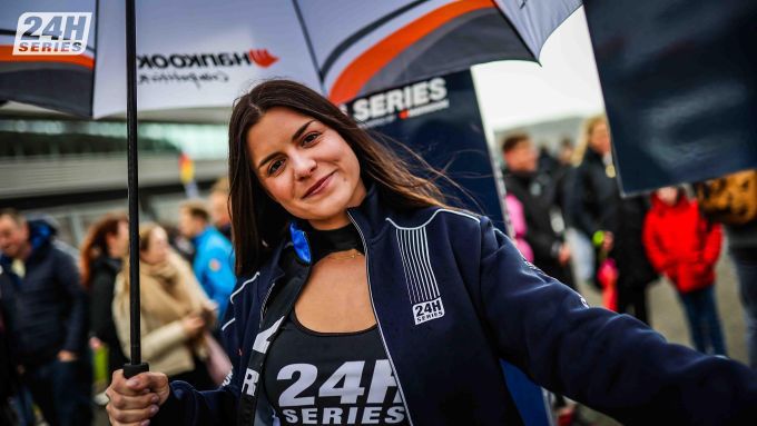 Michelin 24H SERIES European Series Spa-Francorchamps paasweekend van 19 en 20 april 2025 Foto 5 grid girl