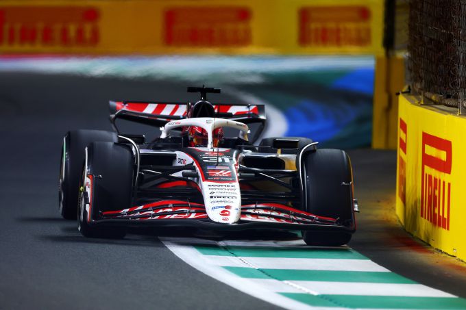 FOTO'S - Klein maar gedreven; zich verbazende Esteban Ocon zwaait zijn lof over zijn nieuwe Haas-team