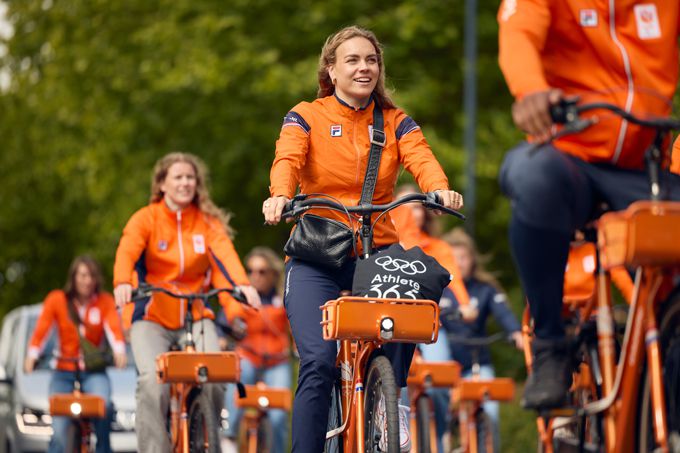 oranje Gazelle-fietsen - TeamNL maakt eerste meters in elektrische Volkswagens