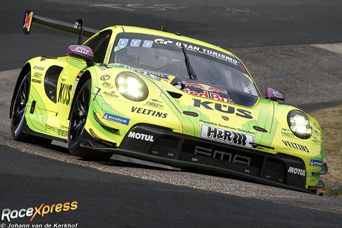 ><i>Pole voor de Manthey Grello nr 911 met Kevin Estre en Patrick Pilet</i><br />
<br />
In droge omstandigheden op zaterdagochtend verzekerde Estre zich van pole position met 'Grello'. “Ik had een foutloze ronde en geen verkeer. Dat gebeurt niet vaak op de Nordschleife”, zei de ervaren coureur, die al een voorgevoel had van hoe het weer zich in de loop van de dag zou ontwikkelen: ”Een beetje regen zou niet slecht zijn.” De Porsche-fabriekscoureur kreeg gelijk. De neerslag begon al voor de start en zorgde voor extra spanning in de eerste helft van de race. Een van de meest prominente slachtoffers van de omstandigheden was Julien Andlauer, die al na een paar ronden de controle over zijn Falken Porsche verloor in de Hohenrain chicane en in de vangrails crashte.<br />
<br />
<aside class=