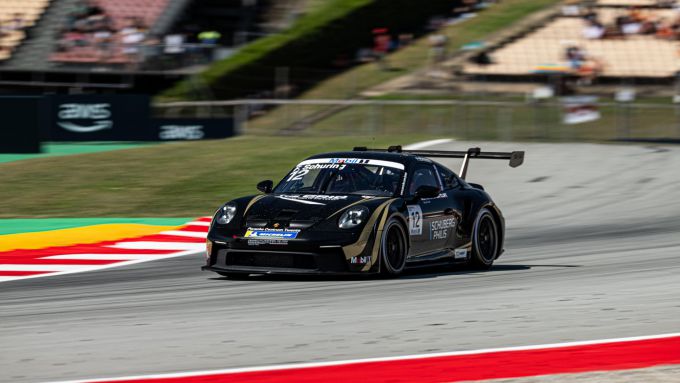 FOTO'S - Porsche Mobil 1 Supercup-rookie Flynt Schuring wint de kwalificatie in Barcelona + UITSLAG