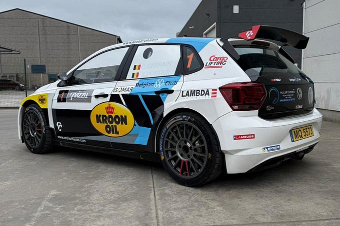 Regerend Belgisch Rallykampioen Cédric Cherain met de Volkswagen Polo GTI Rally2 aan de start van de Sezoensrally