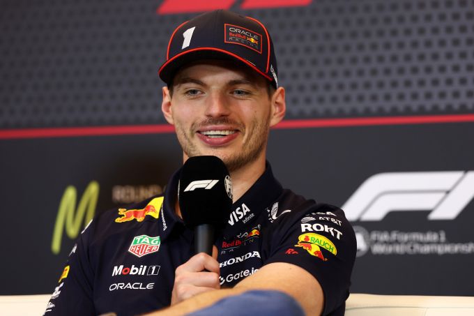 Max Verstappen denkt dat het met twee verplichte pitstops wel eens een gekke Grand Prix kan worden