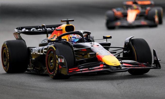 Kan Max Verstappen de McLarens in Imola verslaan? Het verschil zit hem in…