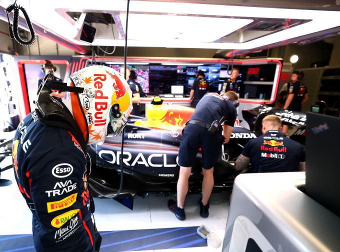 Red Bull RB21 F1 Yuki Tsunoda Foto 2 monteurs aan het werk