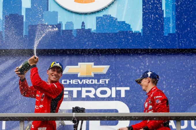 FOTO'S - Grandioze inhaalmanoeuvre levert Renger van der Zande de overwinning op in Detroit + UITSLAG