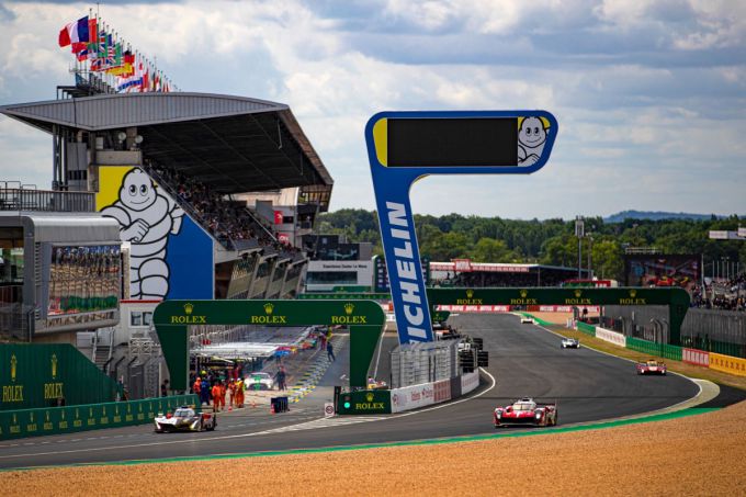 24H Le Mans testdag zondag 8 juni 2025 Foto 2 Toyota bocht na pitstraat