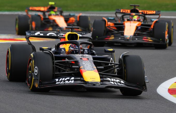 Max Verstappen en Laurent Mekies Red Bull Racing @ F1 Spa-Francorchamps 2025 Foto 11