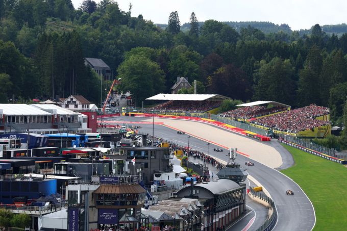 Max Verstappen en Laurent Mekies Red Bull Racing @ F1 Spa-Francorchamps 2025 Foto 17
