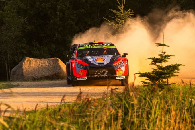 FOTO'S - Neuville pakt vroege voorsprong op de openingsdag van de Delfi Rally Estonia; P2 voor Evans + UITSLAG