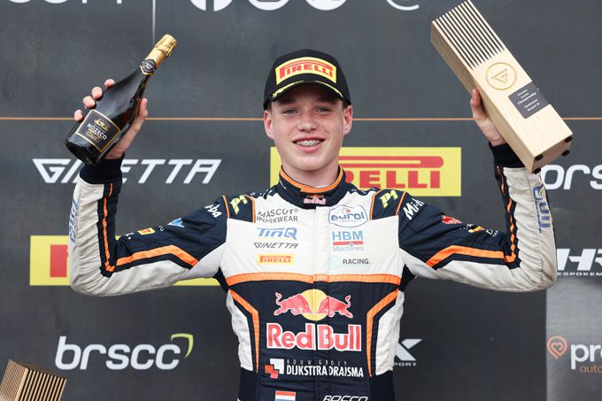 Red Bull Junior Rocco Coronel zet ook in eigen land zegereeks voort