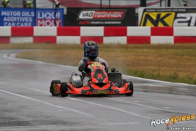 Glenn van den Hoek heerst in de regen en pakt overtuigende zege in Kerpen