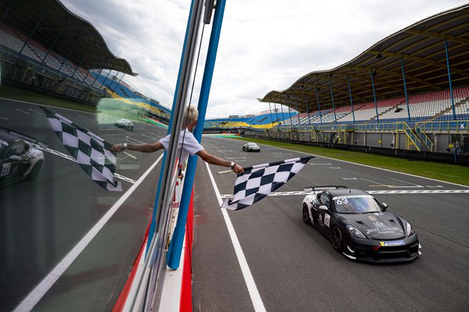 Arthur Peters aan het podium na de tweede race