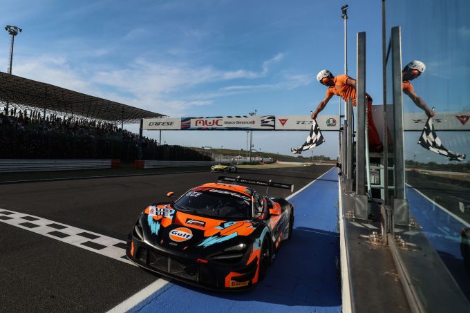 Zege Garage 59 McLaren, Valentino Rossi verspilt podium, protegés van Max Verstappen winnaars Gold Cup + UITSLAG
