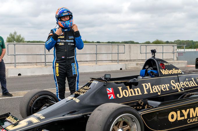 Jan Lammers achter het stuur van Lotus F1-auto waarin hij 46 jaar geleden testte voor F1-zitje
