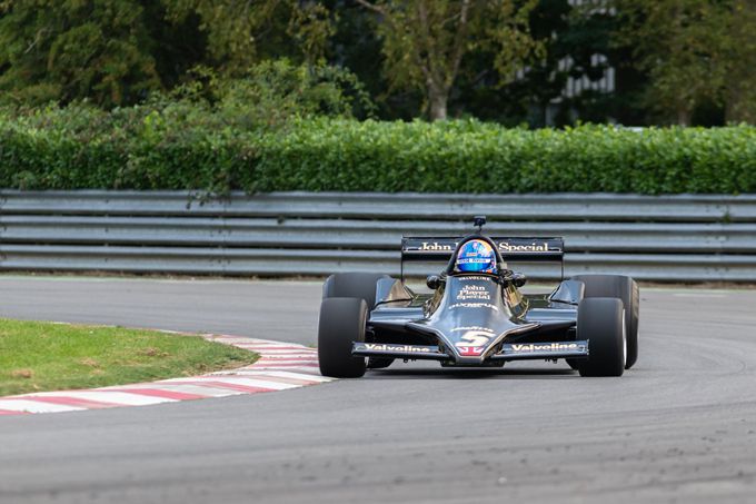 Jan Lammers achter het stuur van Lotus F1-auto waarin hij 46 jaar geleden testte voor F1-zitje