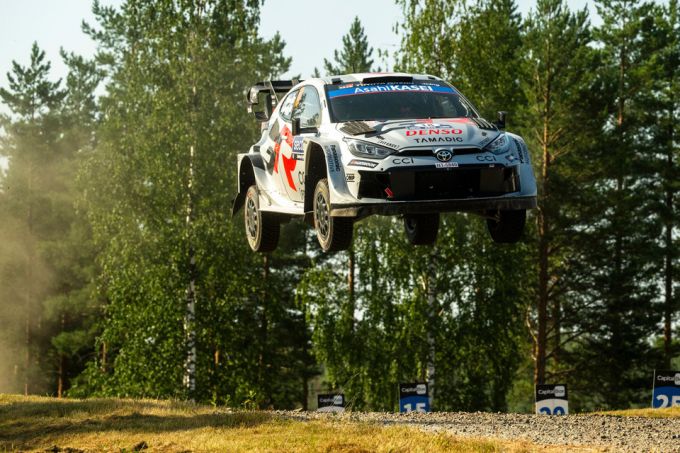 Rally Finland: Ott Tanak pakt meteen een seconde voorsprong op Hyundai teamgenoot Thierry Neuville + UITSLAG