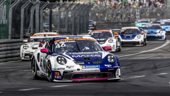 Het duel tussen Porsche Carrera Cup Deutschland-leider Robert de Haan en Alessandro Ghiretti gaat verder op de Nurburgring