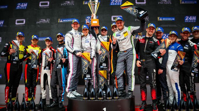 FOTO'S - HOFOR Racing behaalt indrukwekkende overwinning in 24H BARCELONA met 'familieteam' + UITSLAG