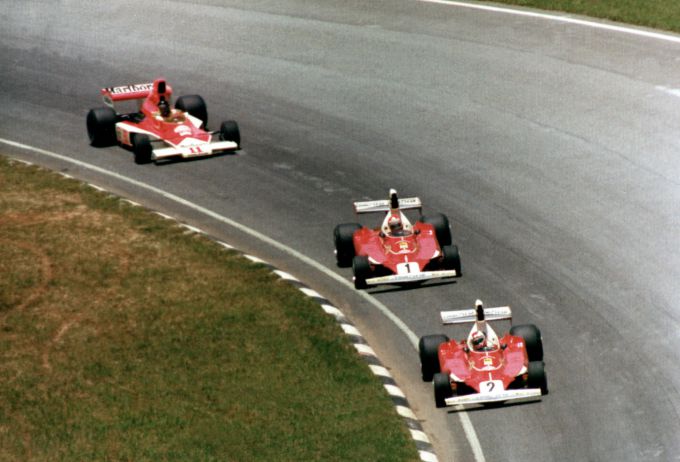 Scuderia Ferrari HP viert tijdens Grand Prix van Italië 2025 de 50e verjaardag van Niki Lauda's eerste wereldtitel Foto 6 GP Brasil 1976 Ferrari voor McLaren: Reggazoni, Lauda en Hunt