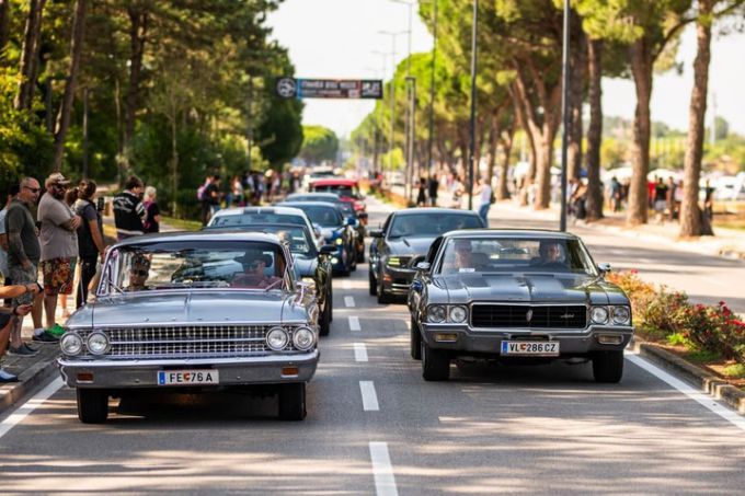 FOTO'S - Big End of Summer Event 2025: 240 Amerikaanse auto’s in de parade tijdens US Car on the Beach