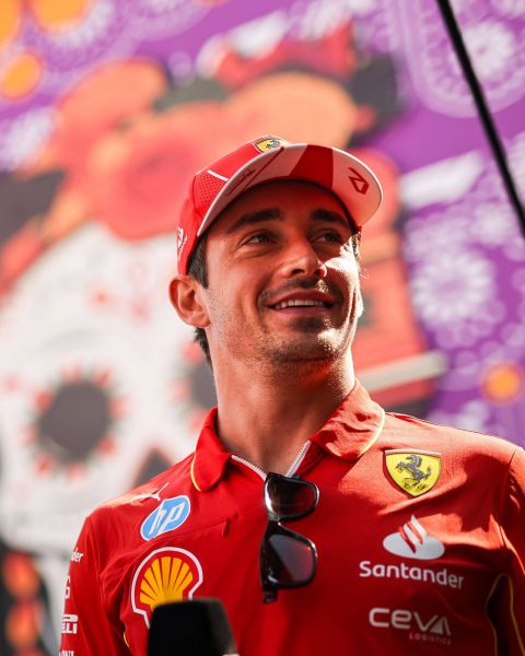 Britse F1-analist laakt houding FIA en vindt dat Charles Leclerc een straf verdient: “Hij speelde zelf voor rechter"